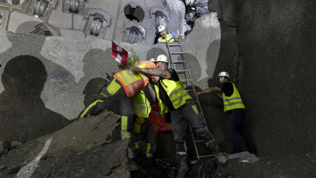 Drei Bauarbeiten liegen einander im Brennerbasistunnel in den Armen.