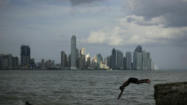 A boy jumps into the sea in the old city of Panama January 19, 2011. Panamas government in 2010 started treating wastewater polluting the bay and expects to finish the treatment in 2014 at an estimated cost of 352 million dollars, according to local media. REUTERS/Juan Carlos Ulate (PANAMA - Tags: ENVIRONMENT SOCIETY)