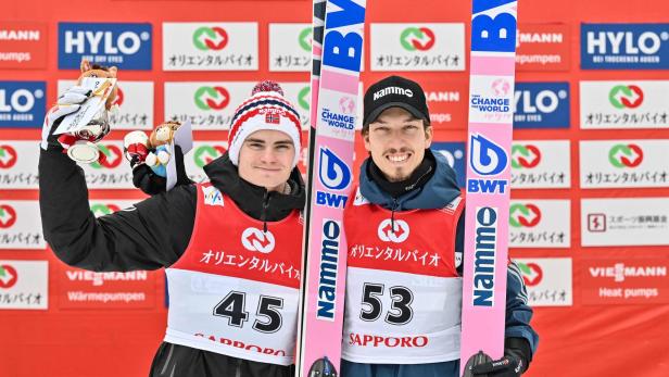 Die norwegischen Skispringer Marius Lindvik und Johann Andre Forfang