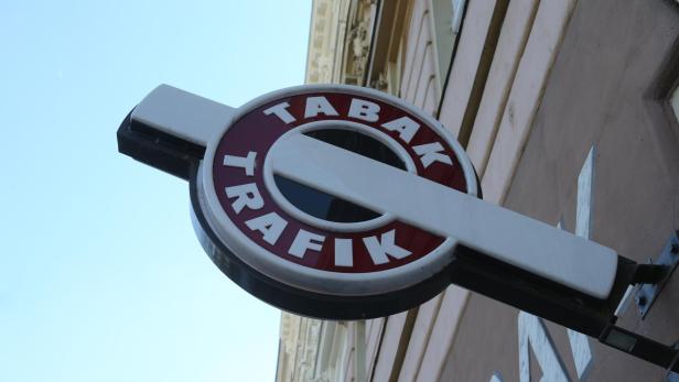 Themenbild: Trafik. Schild an einer Hauswand zeigt eine "Tabak-Trafik" an