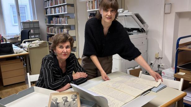 Fotos, Briefe,  Typoskripte:  Helga Rabl-Stadler und Literaturarchiv-Leiterin Lina  Maria Zangerl. 