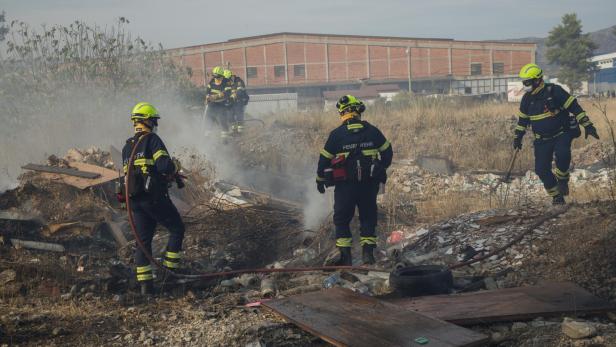 Feuerwehrmänner löschen Brand
