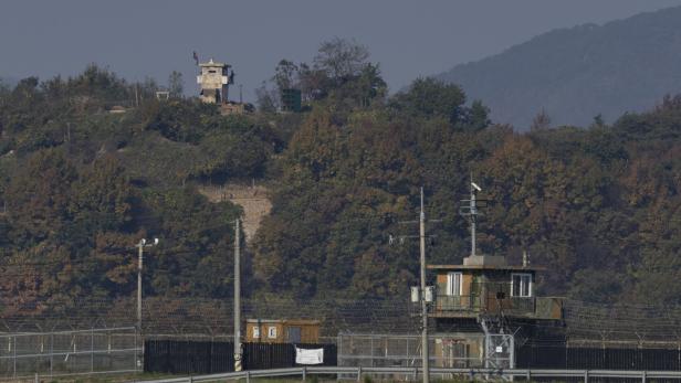 Grenzposten von Südkorea im Vordergrund und Grenzposten von Nordkorea im Hintergrund auf einem Hügel