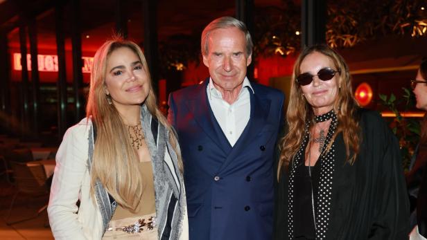 Auktionator Simon de Pury mit Designerin Eva Cavalli (re) und ihrer Freundin Esther Porto (li)