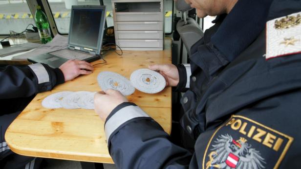Polizist kontrolliert einen Fahrtenschreiber