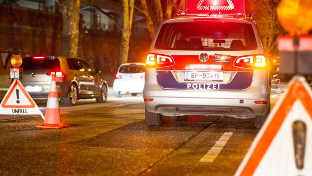 Polizeiauto mit Warntafel auf dem Dach in der Nacht