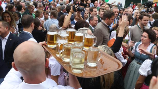 Neustifter Kirtag 2025: Ein Kelner trägt aug einem Tableau Gläser mit Spritzwein und Bier.