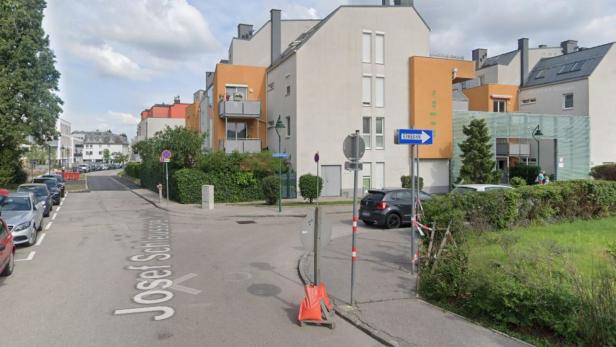 Straßenkreuzung in Mödling, im Hintergrund Siedlungsbauten