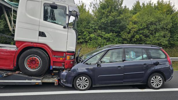 Auffahrunfall: Pkw kracht in Sattelanhänger