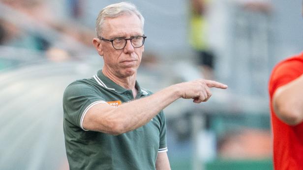 Rapid-Trainer Peter Stöger gibt Anweisungen