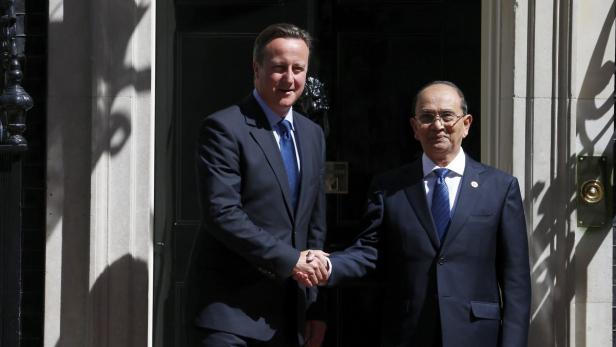 Britain&#039;s Prime Minister David Cameron greets the President of Myanmar Thein Sein in Downing Street, central London July 15, 2013. REUTERS/Andrew Winning (BRITAIN - Tags: POLITICS)