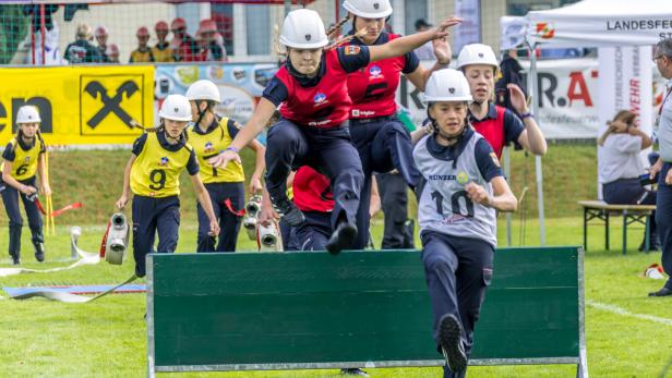 Junge Feuerwehrmitglieder beim Lauf.