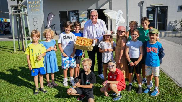 Gruppenfoto von Teilnehmern des Ferienspiels Eisenstadt mit Bürgermeister Thomas Steiner
