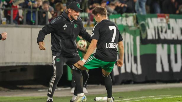 Wacker-Trainer Sebastian Siller bejubelt mit dem Torschützen Stefan Lorenz den Auswärtssieg beim FC Pinzgau