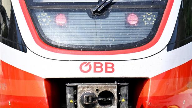 Die Frontansicht eines rot-weißen ÖBB-Zuges.