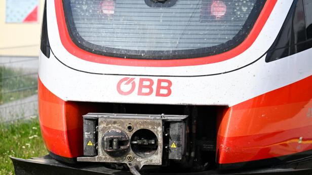 Nahaufnahme der Front eines ÖBB-Zuges.