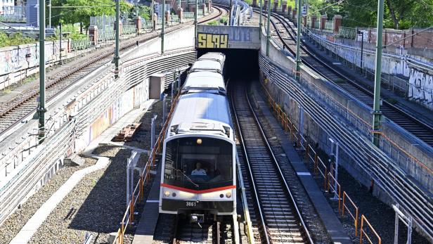 U-Bahn vor Tunnel.
