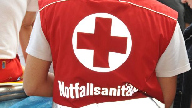 Mann trägt Jacke mit Aufschrift Notfallsanitäter