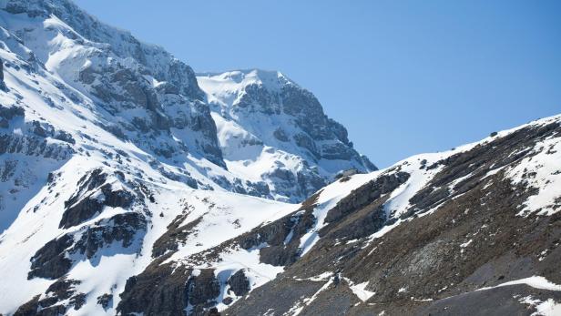 Schneebedeckter Gebirgslandschaft