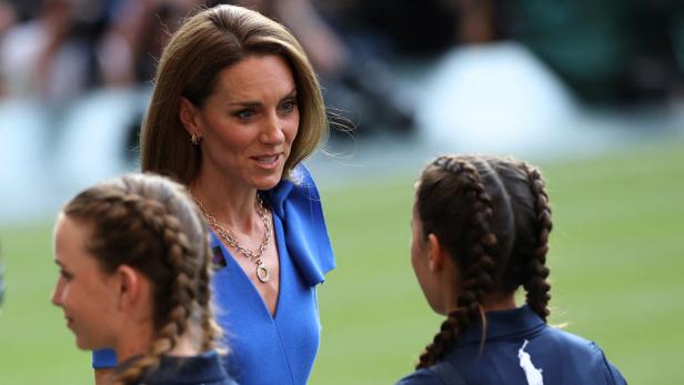 Prinzessin Kate spricht mit einem Mädchen.