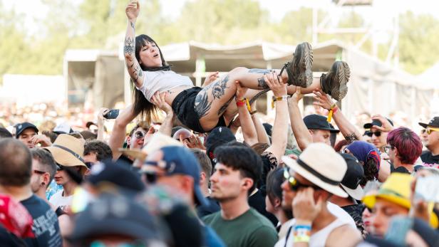++ THEMENBILD ++ FESTIVAL / PUBLIKUM / CROWDSURFER