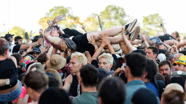 ++ THEMENBILD ++ FESTIVAL / PUBLIKUM / CROWDSURFER