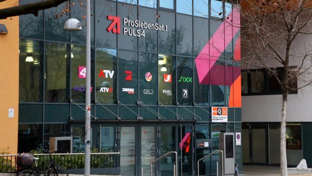 Eingangsportal von ProSiebenSat.1Puls4, das 9 Mitarbeitende gekündigt hat