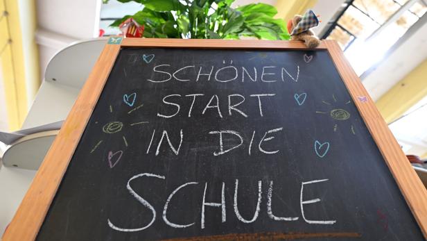 ++ THEMENBILD ++ SCHULE / SCHULBEGINN / SCHULSTART / SCHULARTIKEL / BILDUNG