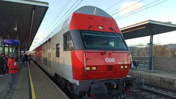 Ein Zug der Südbahn steht im Bahnhof.