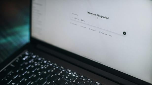 Startseite eines KI-Chatbots auf einem Laptop