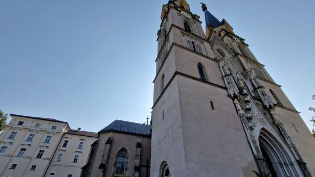 Kirche in Admont vor blauem Himmel