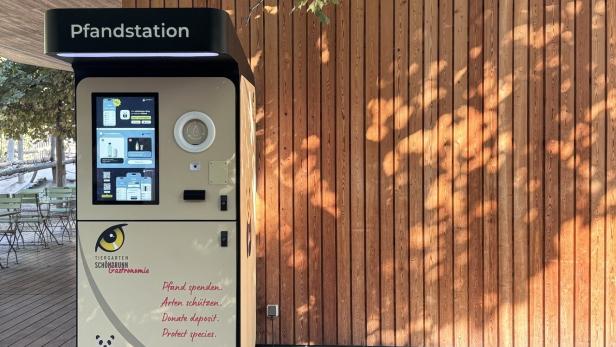 Ein "Pfandabär"-Automat steht jetzt im Schönbrunner Streichelzoo