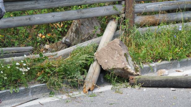 46-218048885 Mehrere Gesteinsbrocken haben die hölzerne Straßenabsperrung beschädigt.
