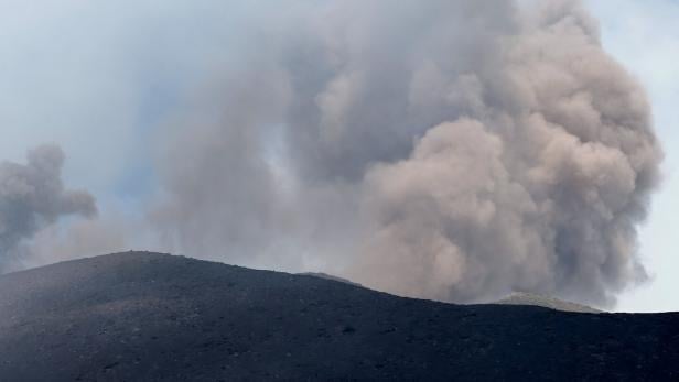 Der Vulkan Ätna in Italien mit einer riesigen Rauchwolke