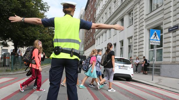 Polizistin regelt Verkehr vor Schule