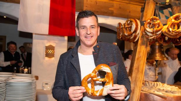 Schlagerstar Marc Pircher mit einer Brezen in der Hand