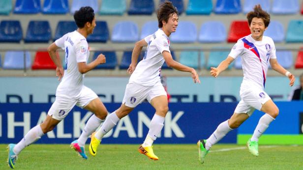 epa03758514 Seungwoo Ryu (R) of Korea Republic celebrates with his teammates after scoring against Portugal during the match between Portugal and Korea Republic at the FIFA Under 20 World Cup in Kayseri, Turkey 24 June 2013. EPA/VASSIL DONEV