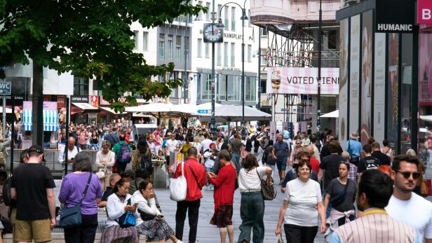 Die Wiener Kärtnerstraße ist gut gefüllt mit Touristen beim Einkaufen