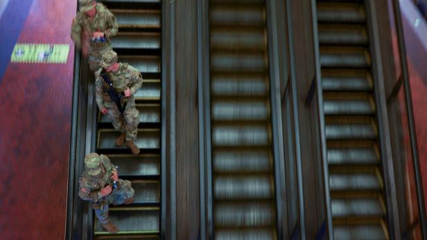 Mitglieder der Nationalgarde auf einer Rolltreppe in Washington D.C.
