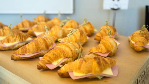 Mehrere Schinken-Käse-Croissants auf einem Holztisch