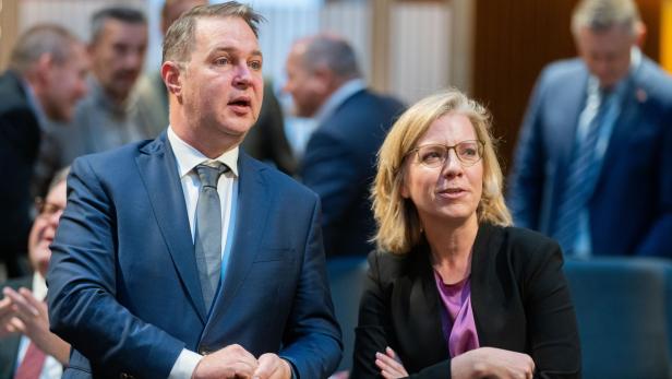 Andreas Babler und Leonore Gewessler gemeinsam im Nationalrat.