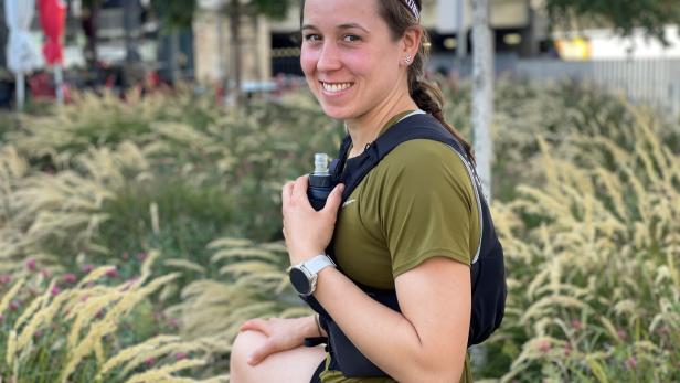 Die Triathletin Sabina Frese in Laufkleidung vor ihrem Training in Wien.