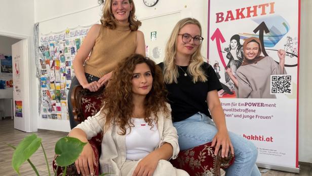 Drei Mitarbeiterinnen von "Bakhti": Leiterin Katrin Schneeweis (stehend), Zala Ander (sitzend links) und Pia Zoister.