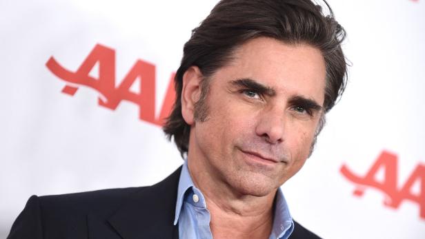 Porträt von John Stamos, lächelnd.