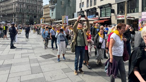 Mesnerinnen und Mesner auf dem Stephansdom.