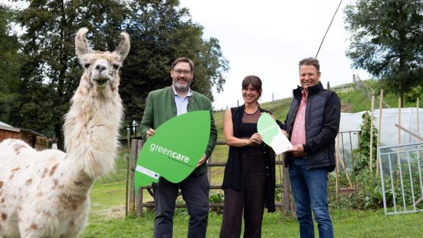 Lamawanderland erhält Green Care-Hoftafel: Franz Rafetzeder, Lena Rappersberger und Günther Mayerl