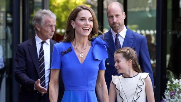 Prinzessin Kate mit ihrer Tochter, William und einem Begleiter auf dem Weg zu ihrer Tribüne in Wimbledon.