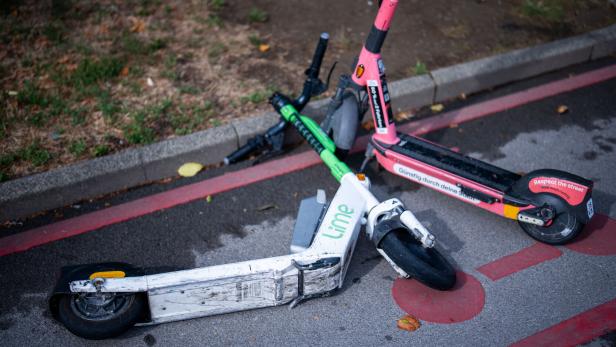 ++ THEMENBILD ++ E-SCOOTER / HELMPFLICHT / VERKEHR / VERKEHRSSICHERHEIT
