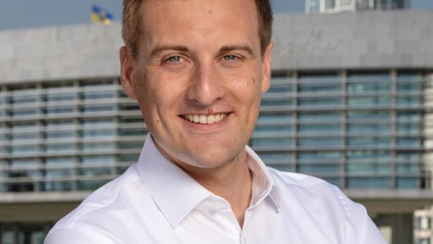 Mann schaut in die Kamera