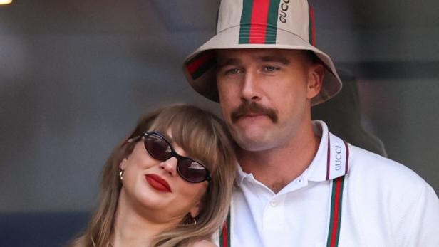 Taylor Swift lehnt sich an die Schulter von Travis Kelce